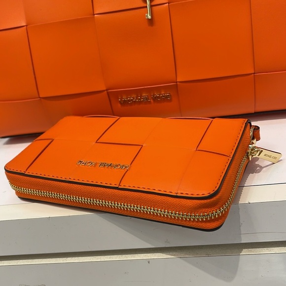 MICHAEL KORS LARGE FLAT MULTIFUNCTION PHONE CASE WALLET WRISTLET
POPPY
NWT - Picture 14 of 16